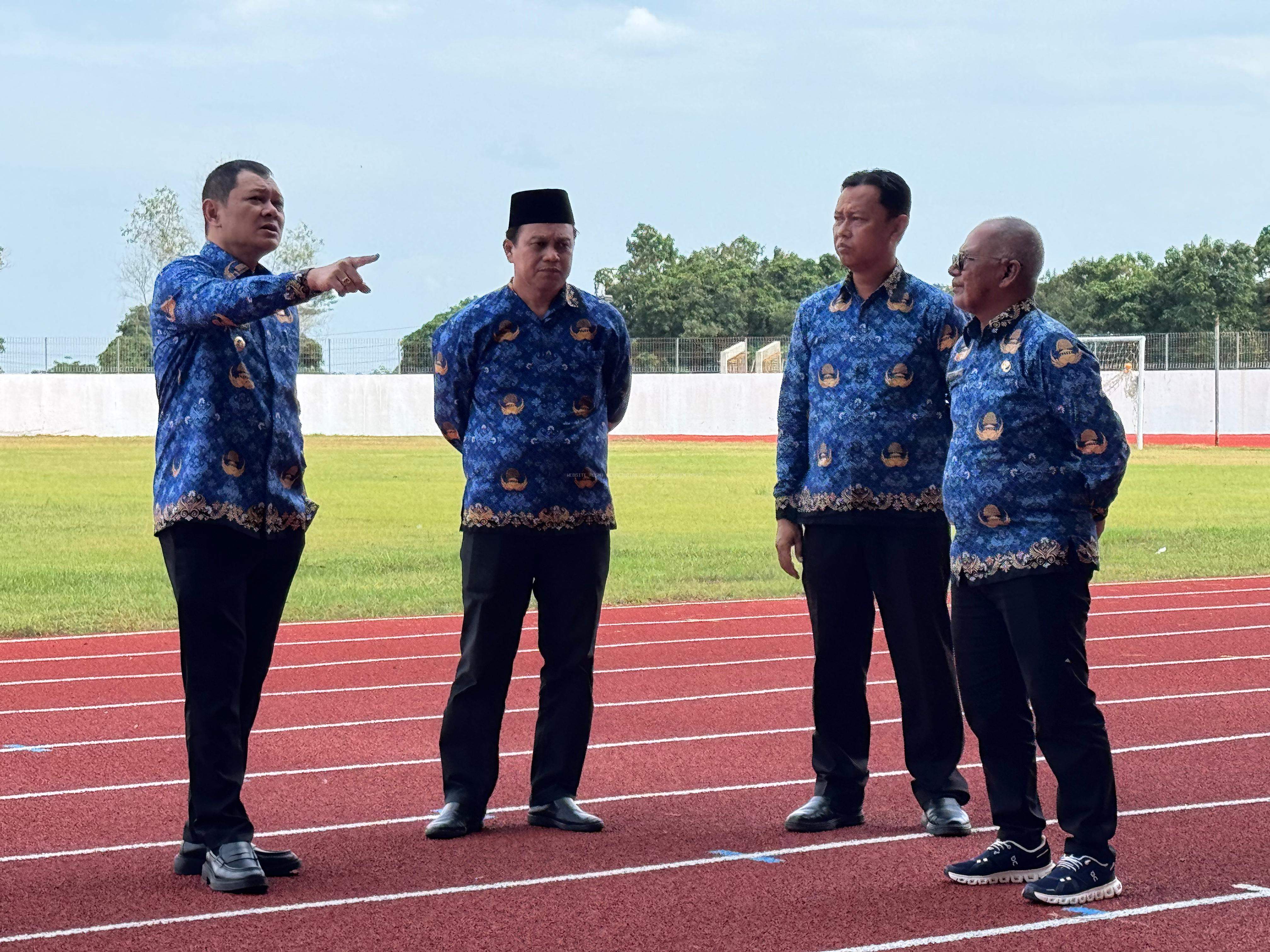 Tinjau Stadion, Bupati Fahmi Cek Lintasan Atletik
