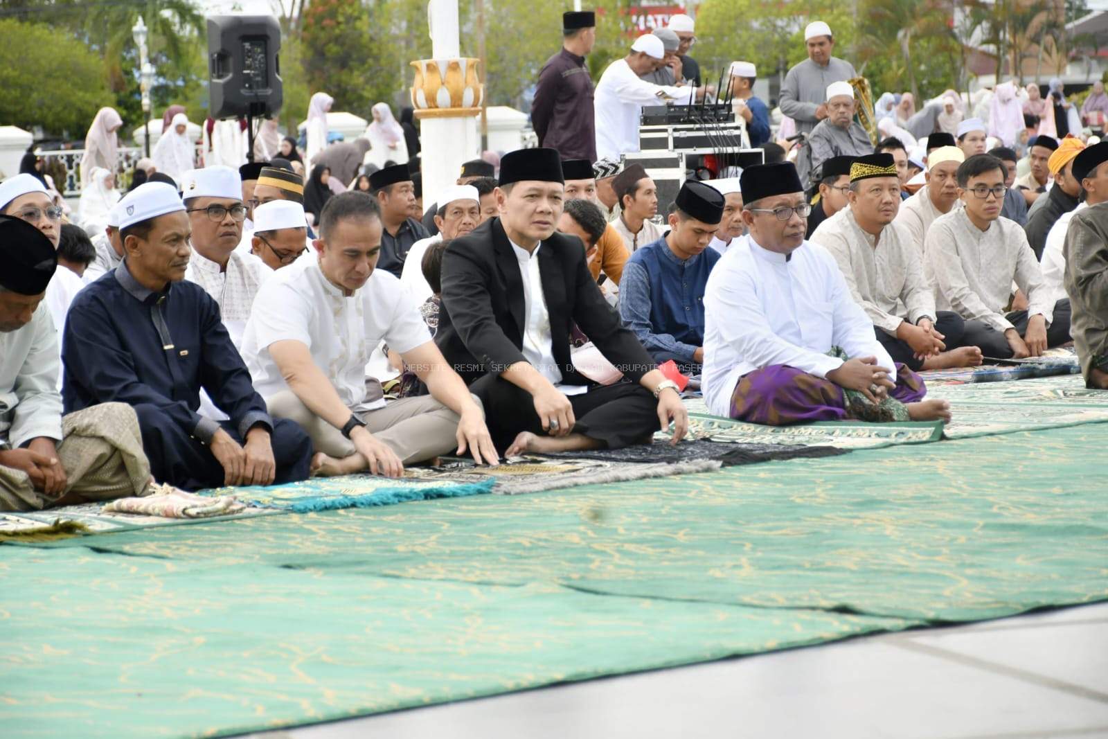 Bupati Salat Id Bersama Masyarakat di Lapangan Pemda, Momentum Idul Adha Untuk Perkuat Solidaritas Sosial