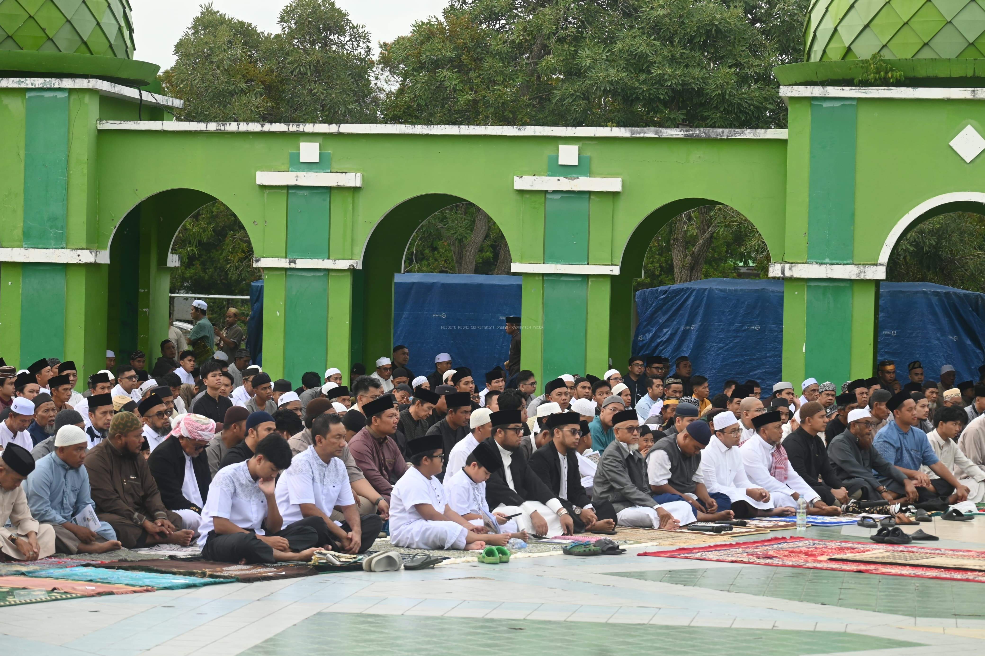 Laksanakan Salat Id Bersama Masyarakat di Arena MTQ Putri Petung, Wabup Berharap Momen Idul Adha Sebagai Sarana Perkuat Ukhuwah Islamiyah