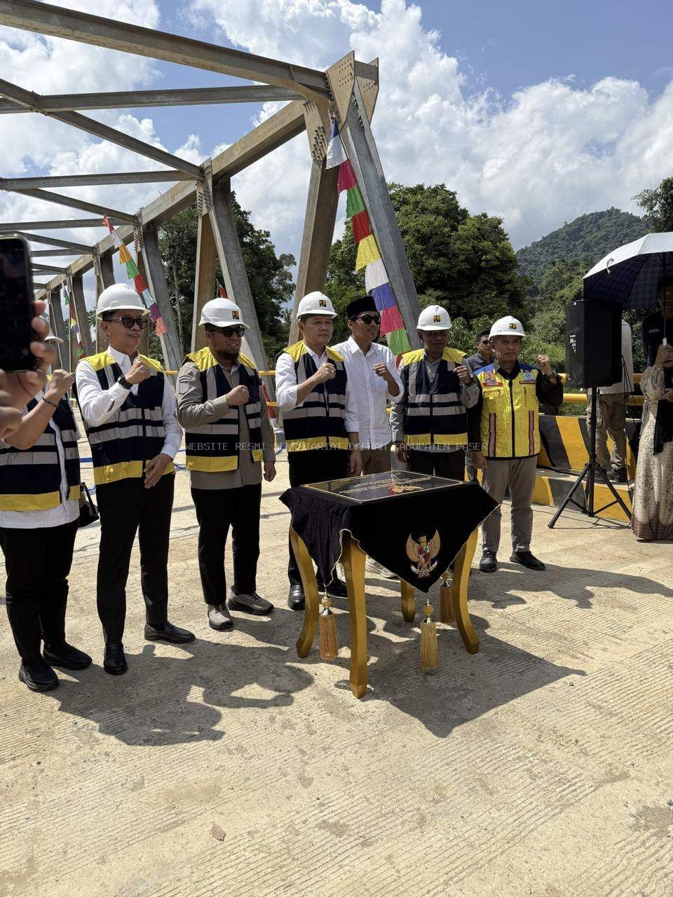 Resmikan Jembatan Sei Kasungai, Bupati dan Wabup Paser Buktikan Komitmen "Paser TUNTAS"