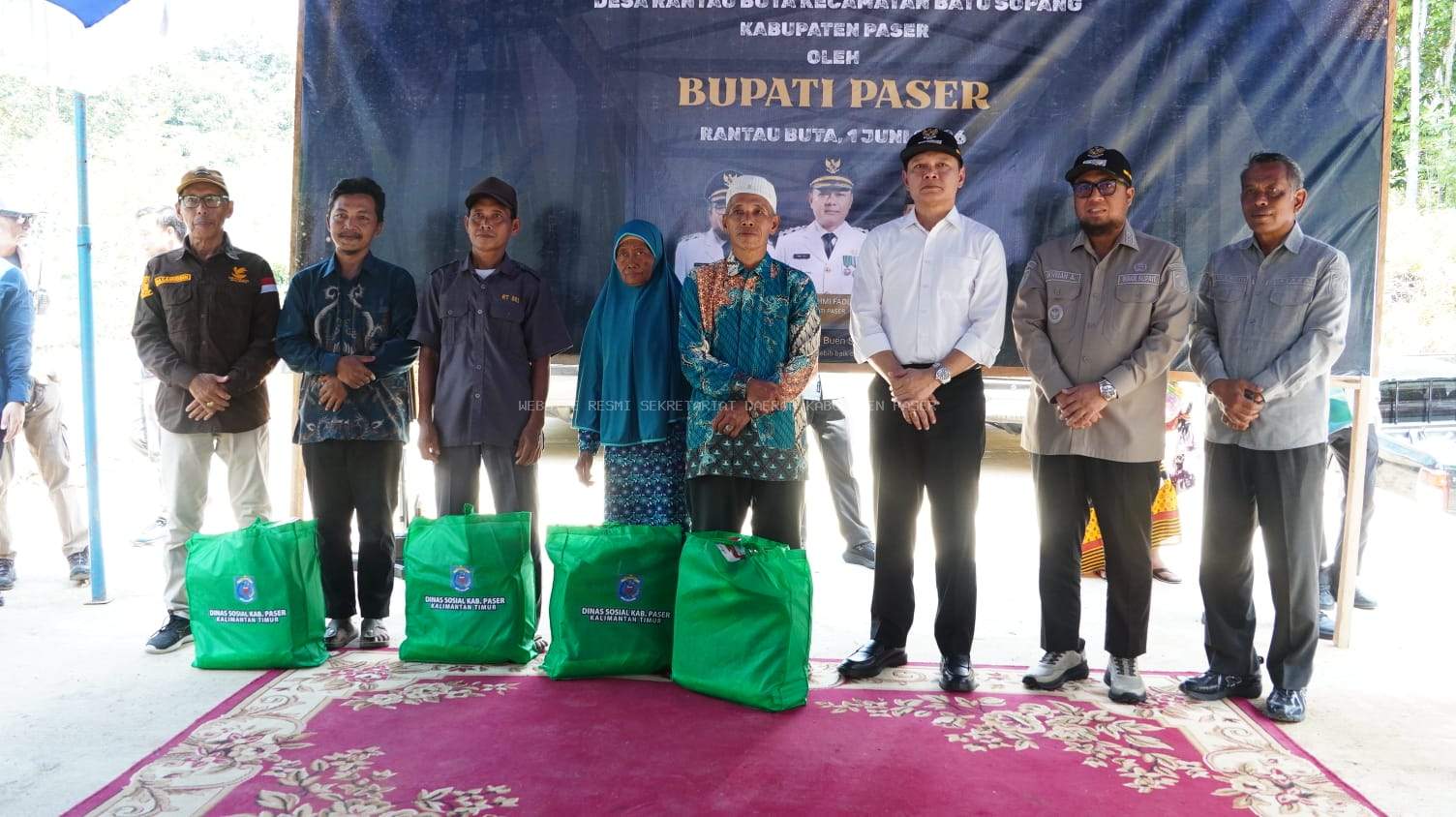 Bupati Fahmi Salurkan Paket Bantuan Lengkap di Desa Rantau Buta