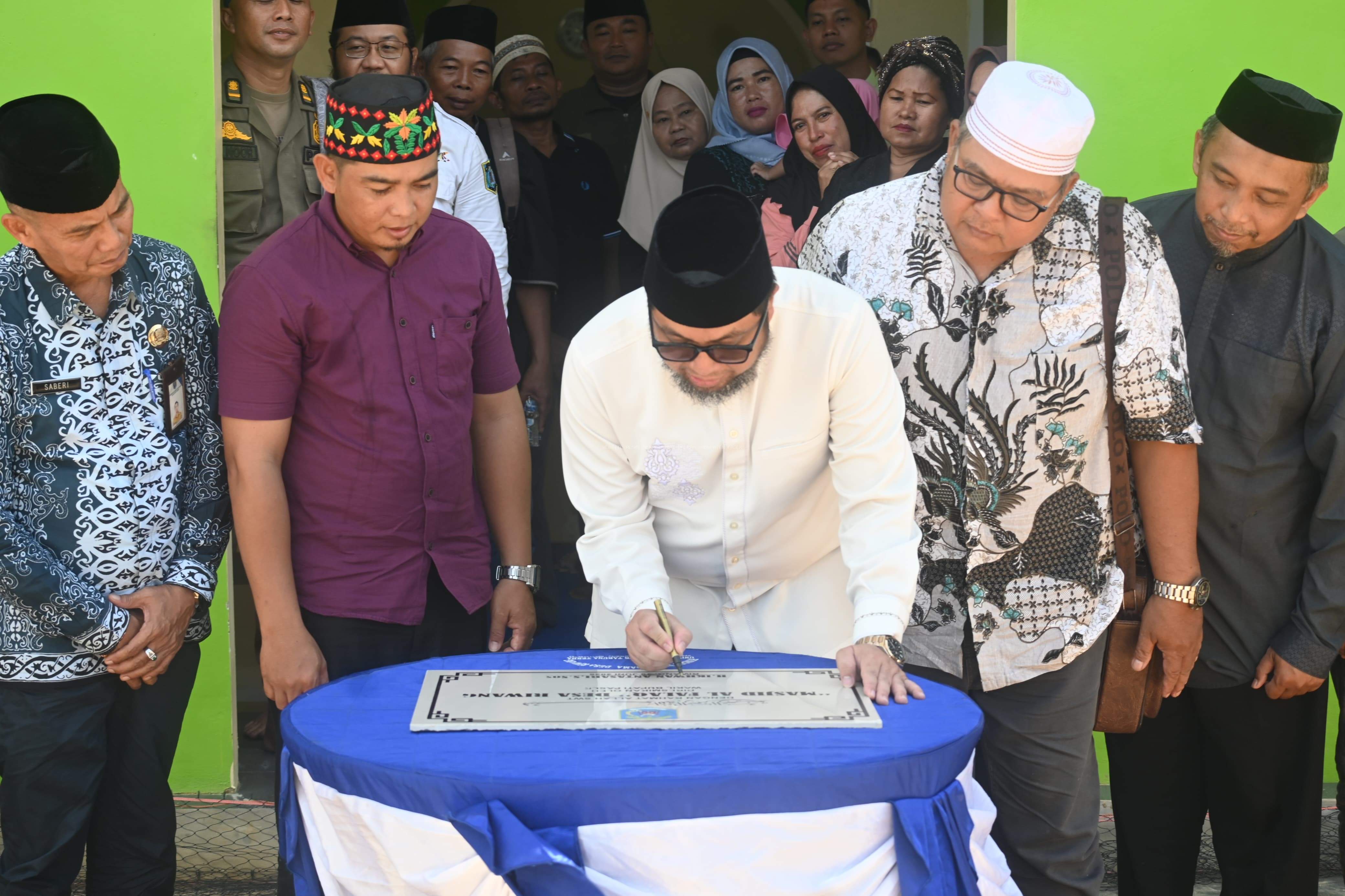 Wabup Resmikan Mesjid Al Falaq di Desa Riwang, Dorong Penguatan Keagamaan dan Pembangunan Desa