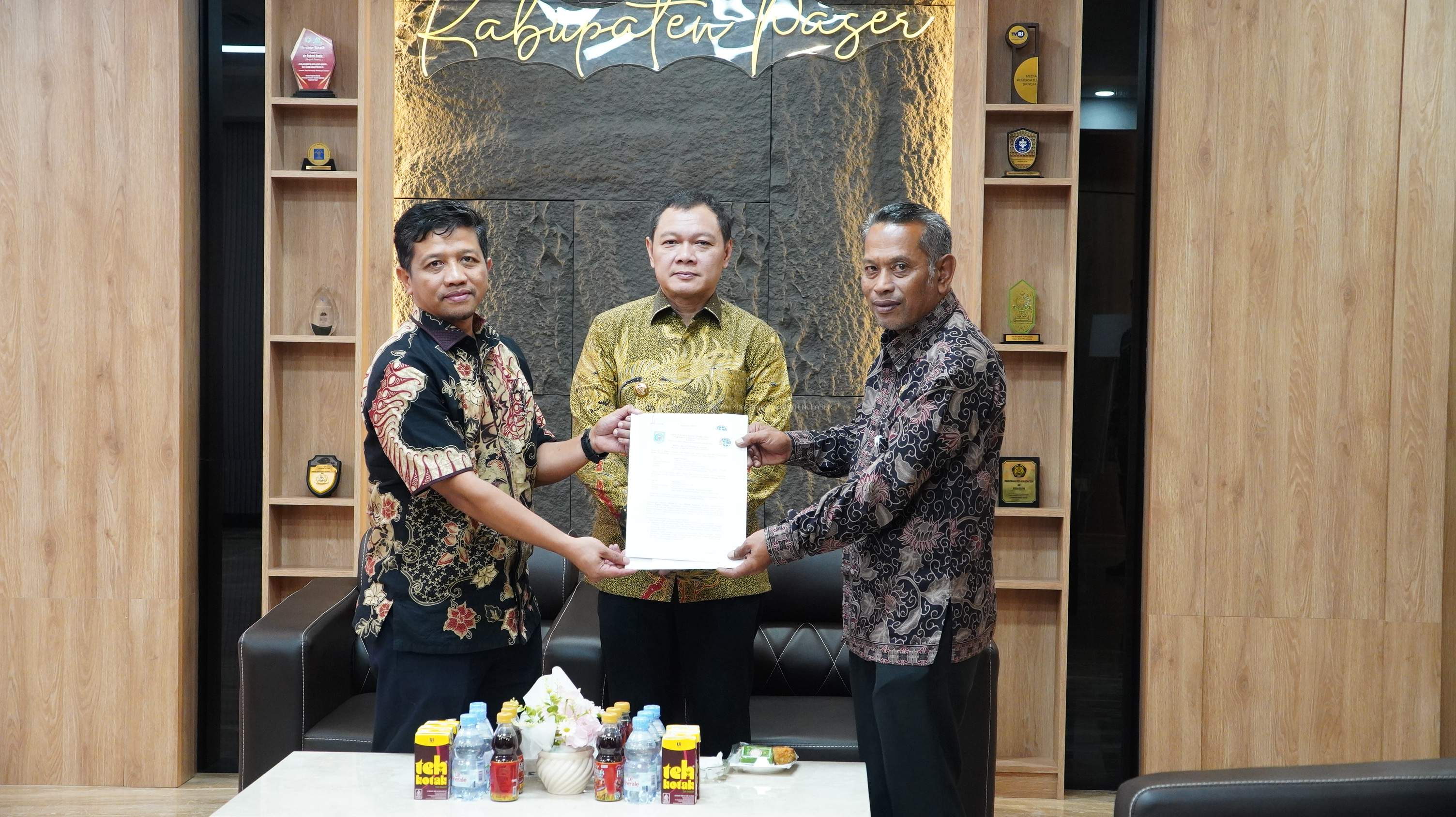Perkuat Kolaborasi Dengan BPN, Bupati Serahkan Hibah Tanah dan Bangunan