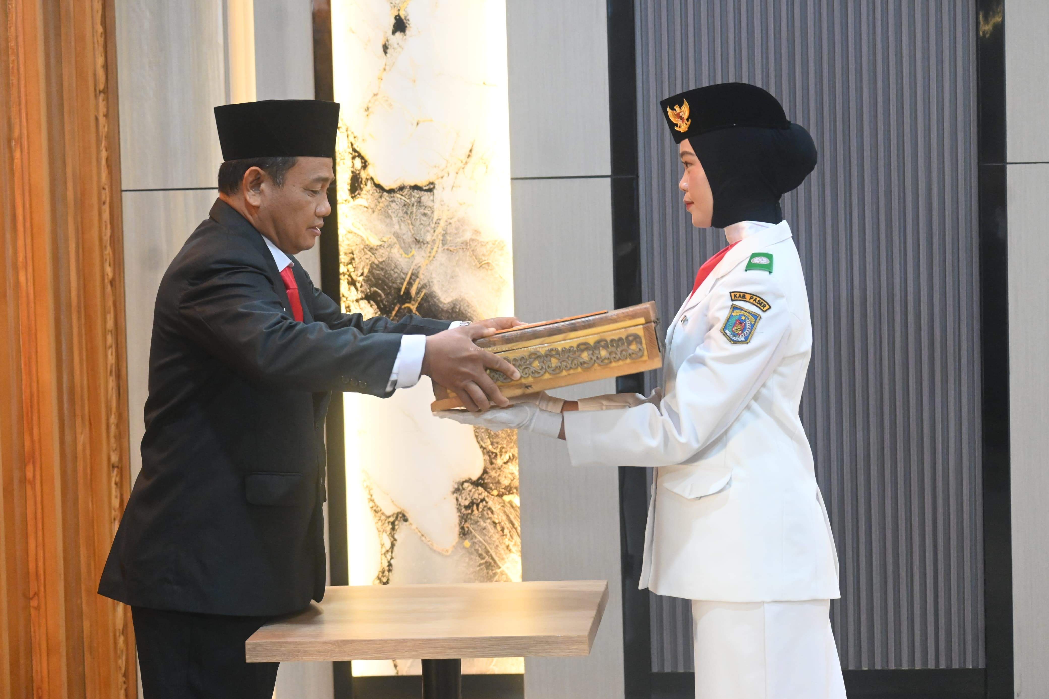 Kirab Duplikat Bendera Pusaka Merah Putih ke Lokasi Upacara Peringatan HUT ke 81 RI