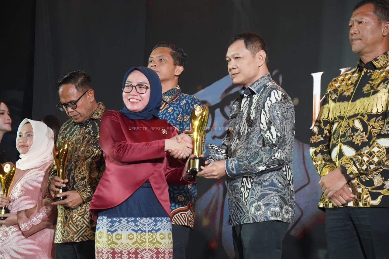 Paser Kembali Toreh Prestasi, Bupati Resmi Dianugerahi Penghargaan Bakti Koperasi Nayaka Mahambara